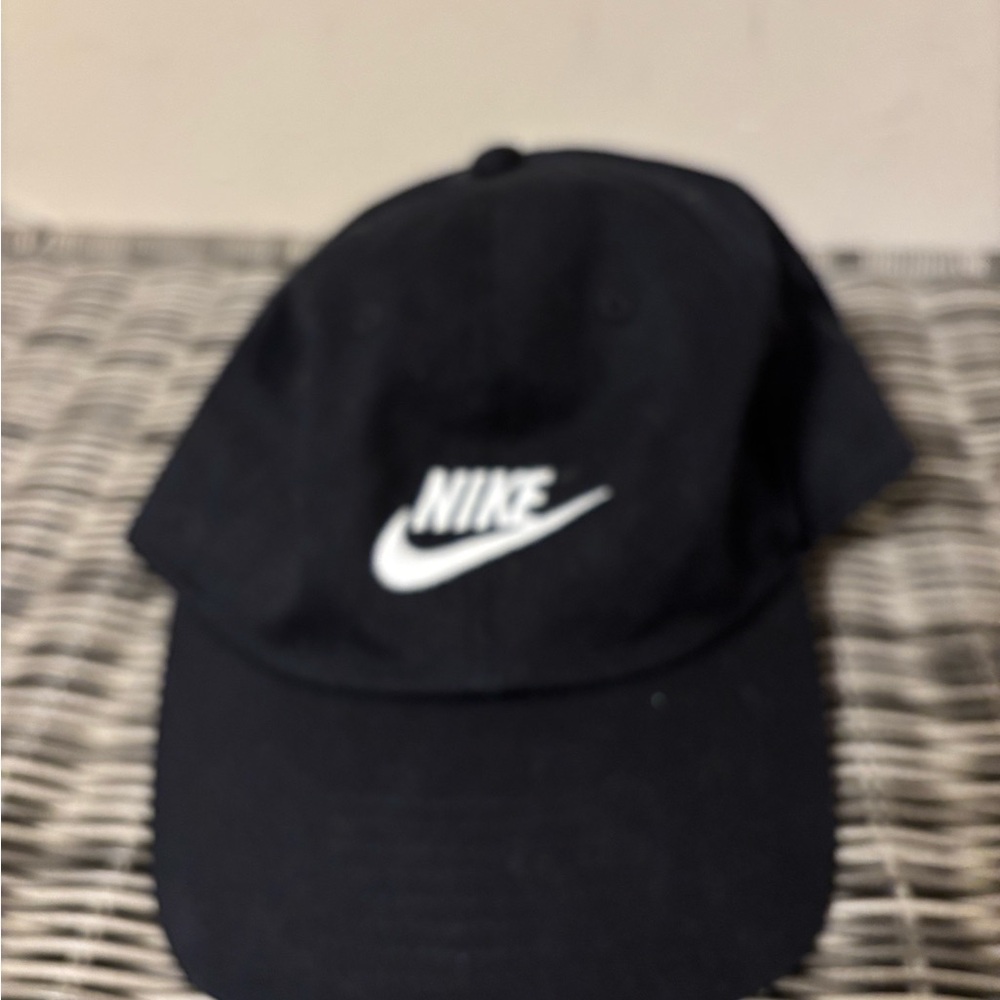 Nike women’s black baseball hat new never worn